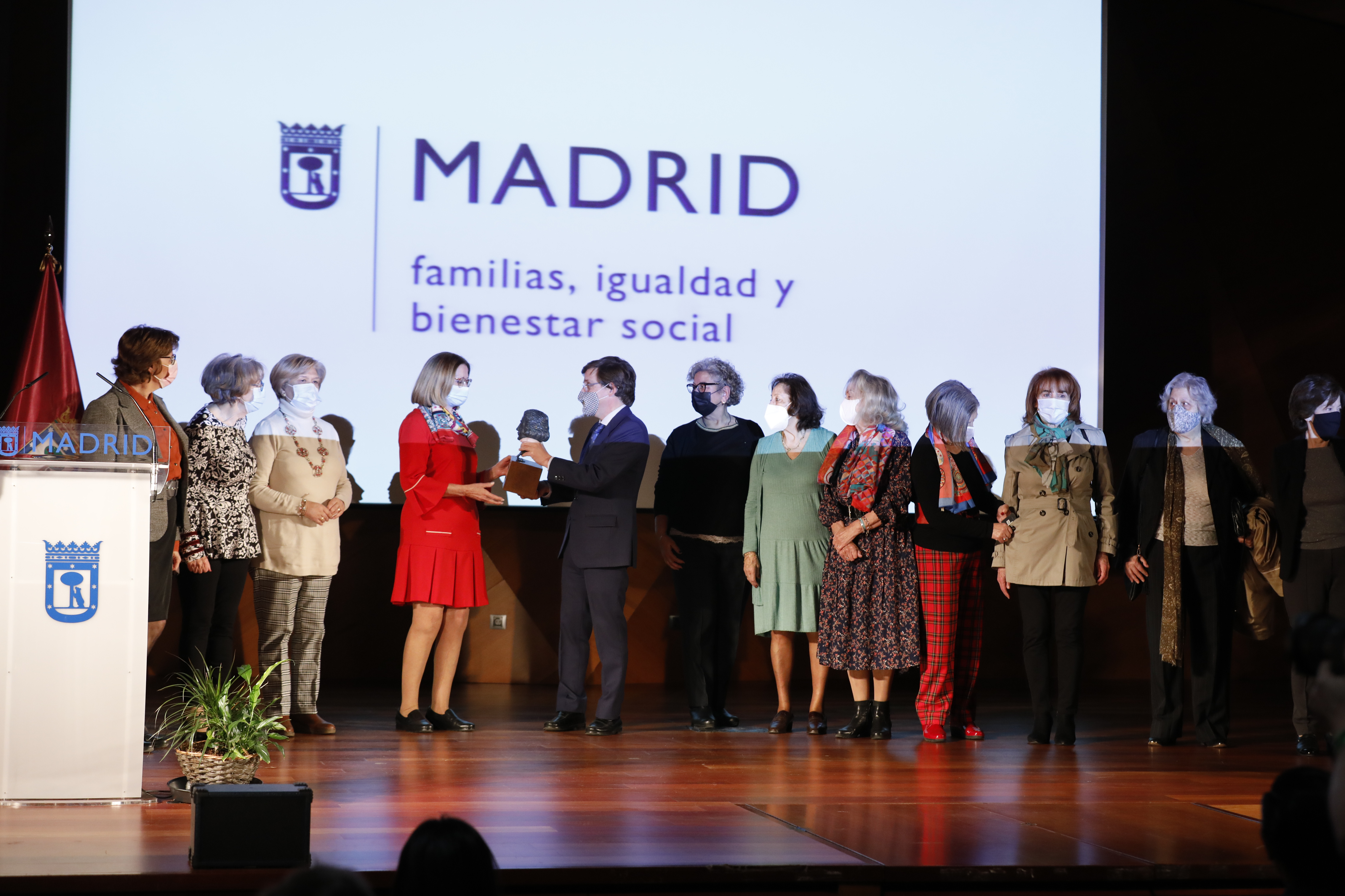Almeida entrega el Premio Clara Campoamor a las pioneras de la Policía Municipal de Madrid